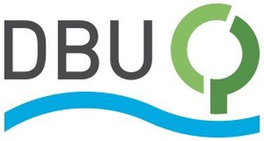 logo, na białym tle litery DBU, pod spodem niebieska falowana linia, obok zielony, przerwany okrąg