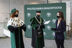 Pani Weronika Rogowska, laureatka konkursu na najlepszego studenta Politechniki Białostockiej odbiera nagrodę z rąk Rektora Politechniki Białostockiej