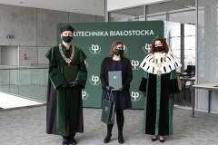 Pani dr inż. Ewa Szatyłowicz, laureatka konkursu na najlepszego doktoranta Politechniki Białostockiej wraz z Panią Rektor Martą Kosior-Kazberuk oraz Prorektorem ds. Nauki Markiem Krętowskim