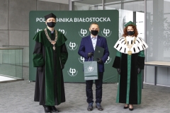 mgr inż. Jacek Karpiesiuk, laureat konkursu na najlepszego doktoranta Politechniki Białostockiej wraz z Panią Rektor Martą Kosior-Kazberuk oraz Prorektorem ds. Nauki Markiem Krętowskim