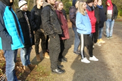 20211118-04 Studenci wsłuchują się w słowa przewodnika