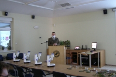 20211118-10 Powitanie studentów z opiekunami przez Wicedyrektora LBG Kostrzyca Marcina Bezę