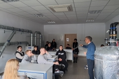 20240325 Uczniowie Technikum Budowlano-Geodezyjnego na zajęciach w Laboratorium OZE